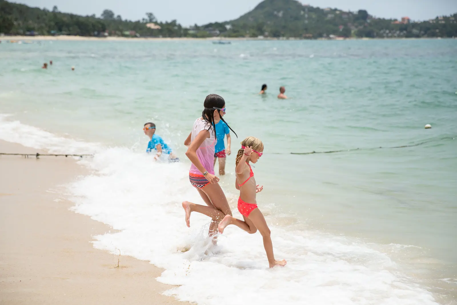 Spelen op het strand op Koh Samui