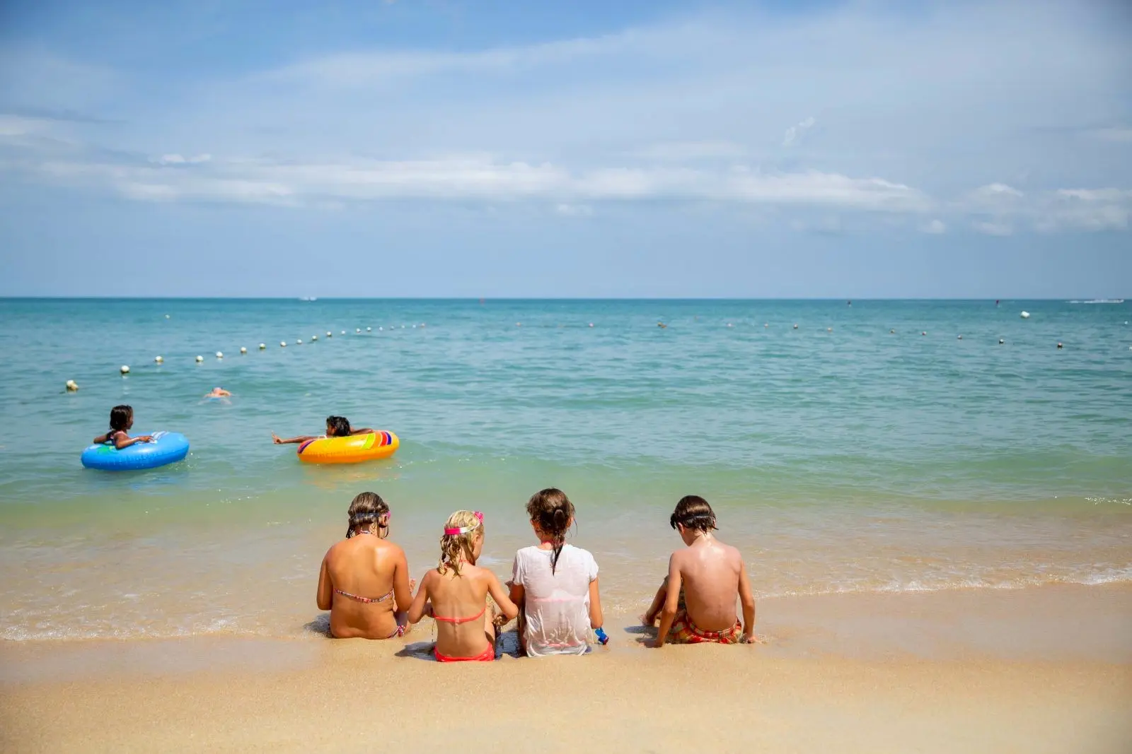 Kinderen op het strand in Thailand