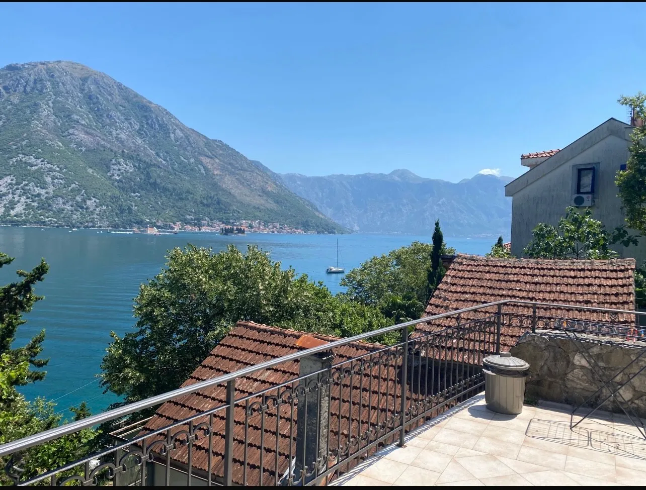 Uitzicht op baai in Montenegro