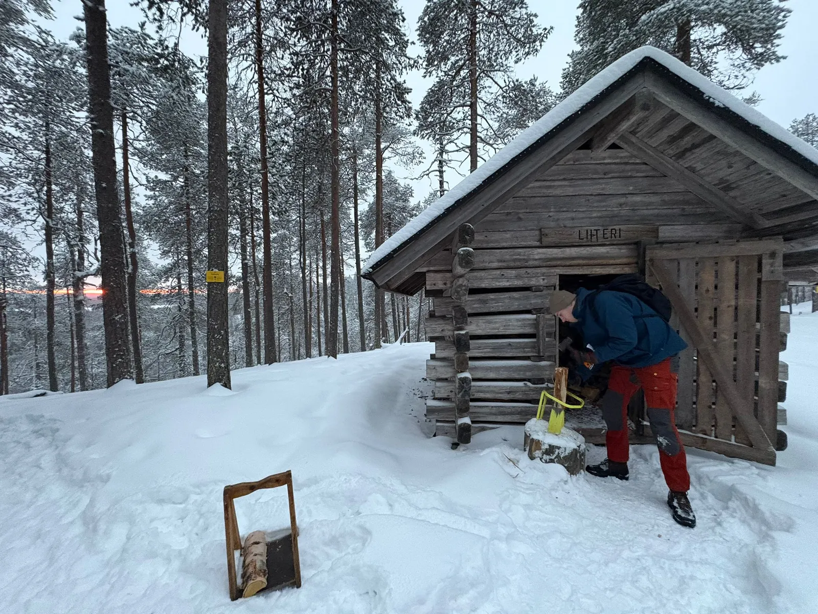 Houthakken bij een Kota in Lapland