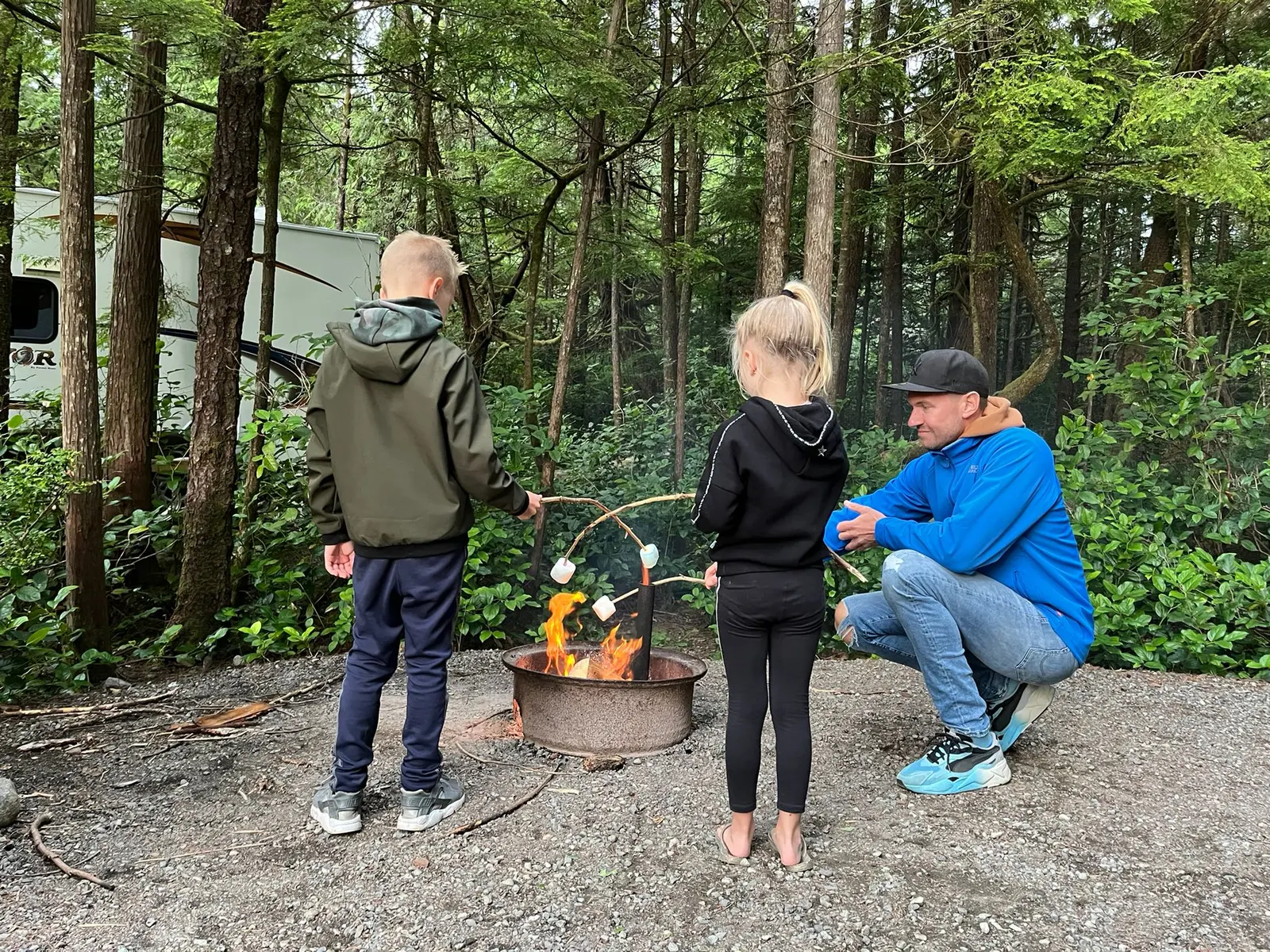 Marshmallows roosteren op de camping in West-Canada
