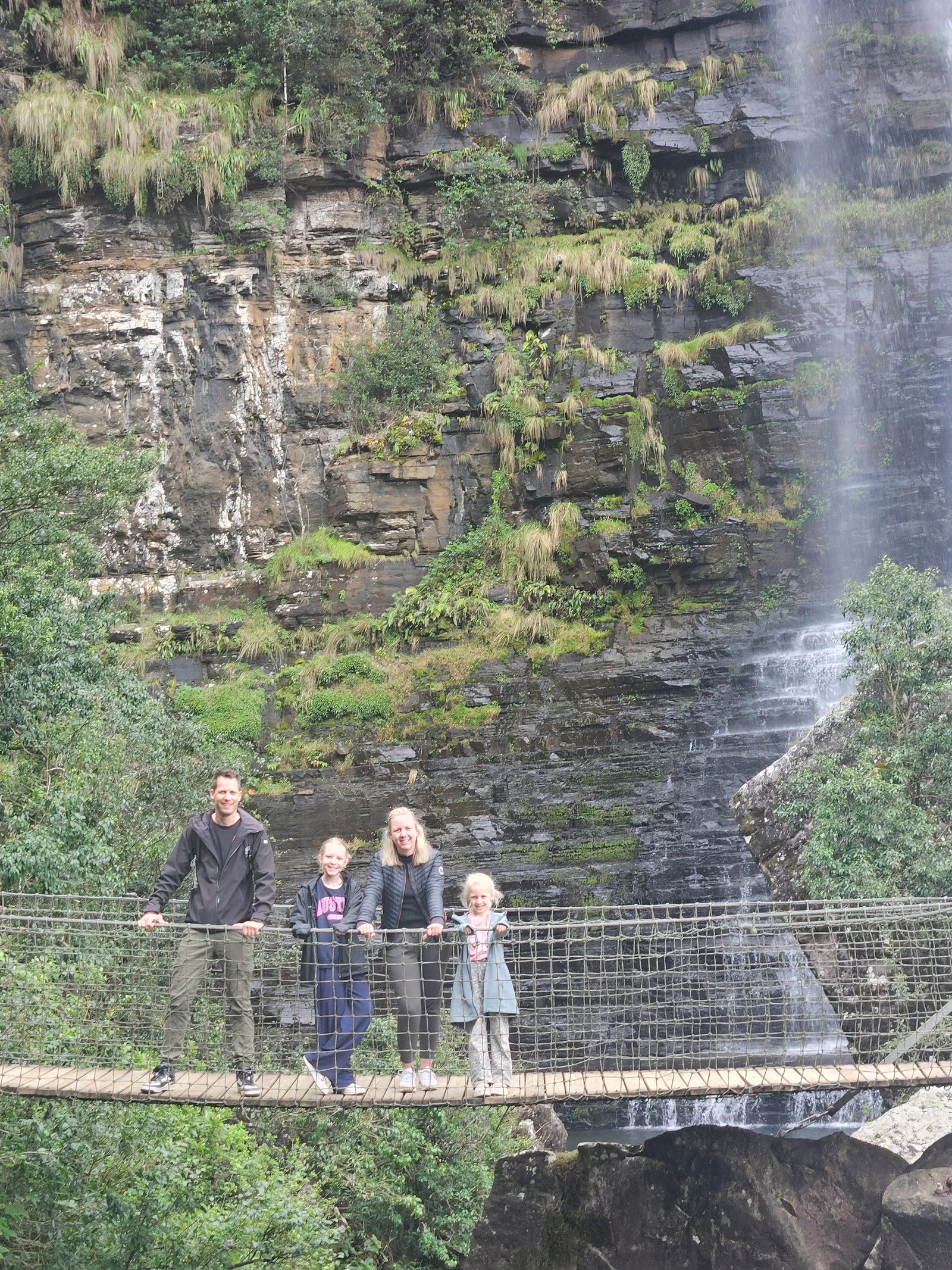 Familie op een brug bij Graskop