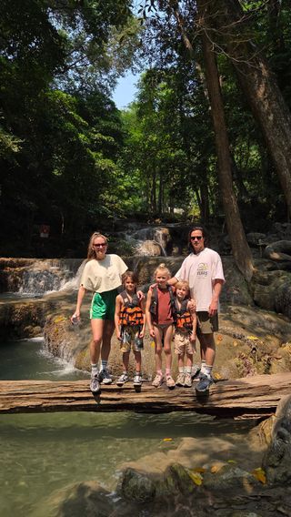 Familieportret bij de Erawan Watervallen