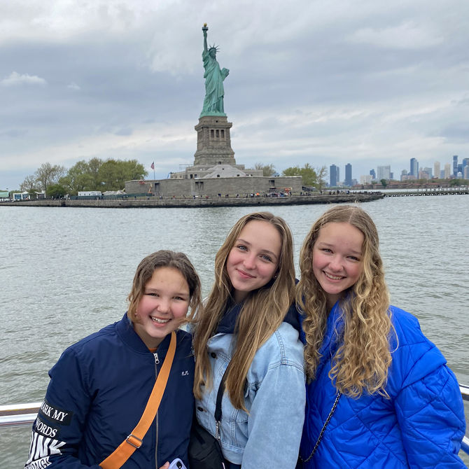 Voor het Vrijheidsbeeld in New York City