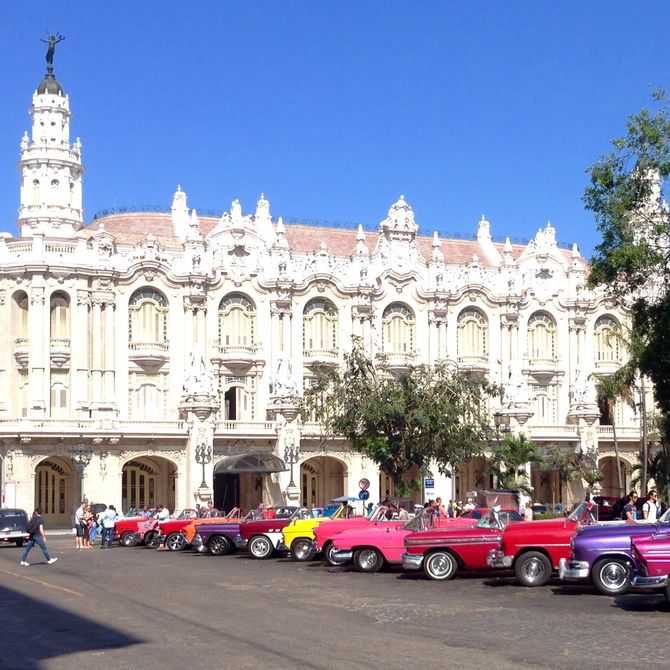Hoofdstad Havana met een rij old timers