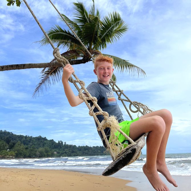 Schommelen op het strand in Thailand