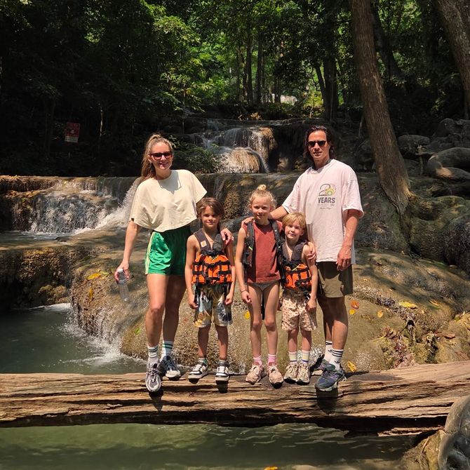 Familieportret bij de Erawan Watervallen