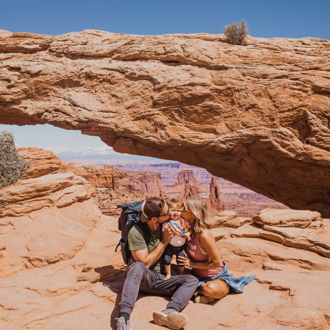 Jong gezin in Arches National Park, Amerika