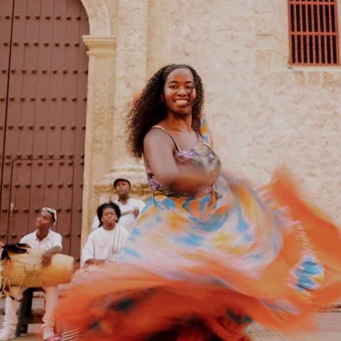 Danseres en muzikanten op een plein in Cartagena