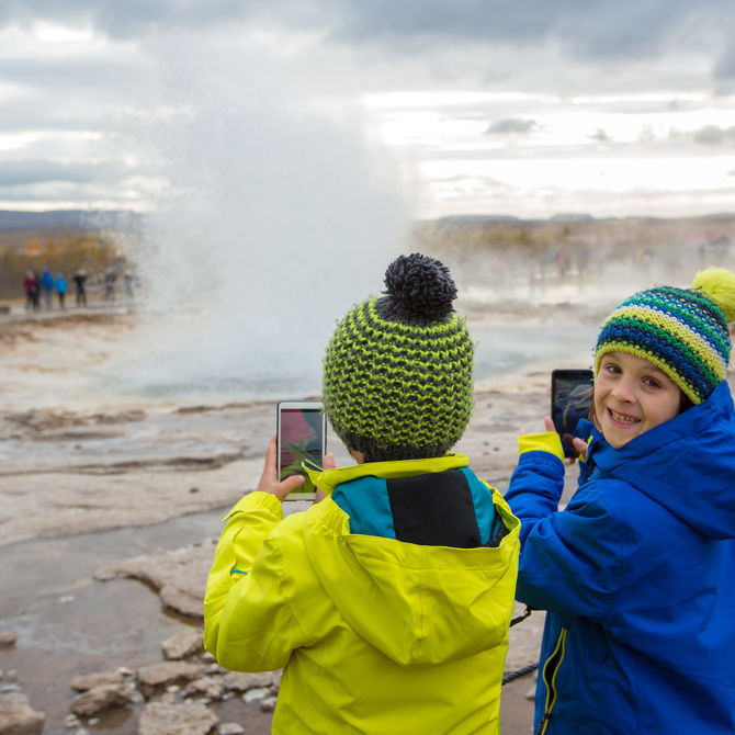 Kids bij Strokkur geiser in IJsland