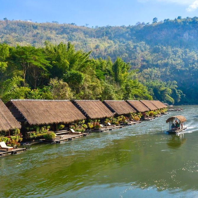 Drijvend hotel in de River Kwai