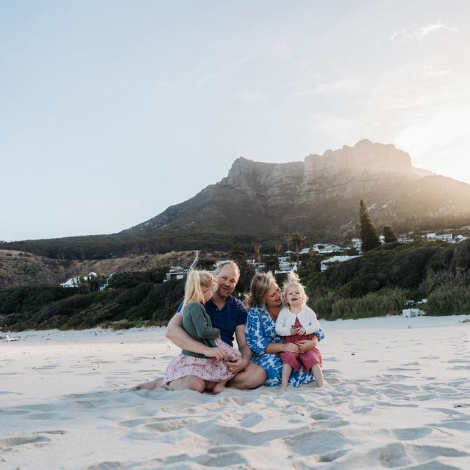 Gezin op het strand in Kaapstad