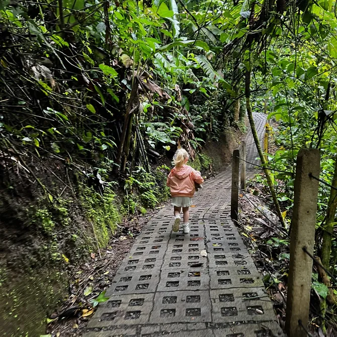 Kindje wandelt door Arenal National Park