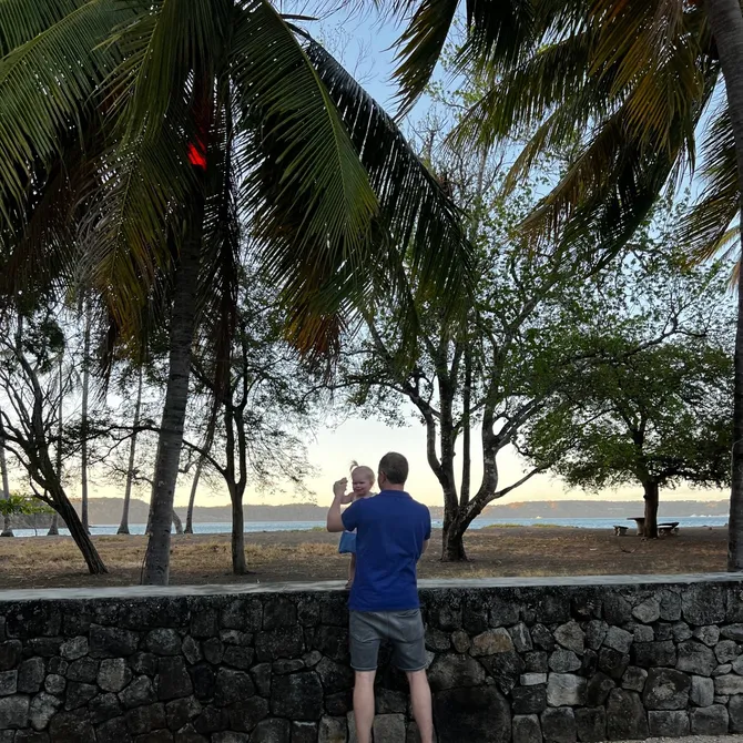 Zonsondergang met kids bij Playa Hermosa