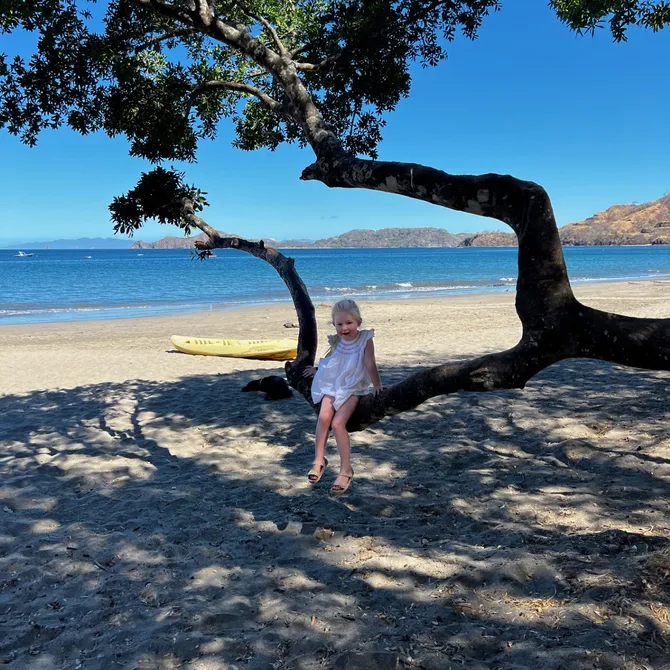 Meisje aan het strand van Hermosa, Costa Rica