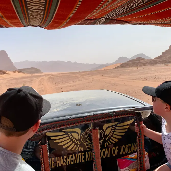 Op jeepsafari in de Wadi Rum Woestijn