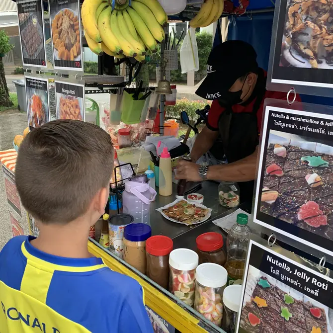 Streetfood kind in Thailand