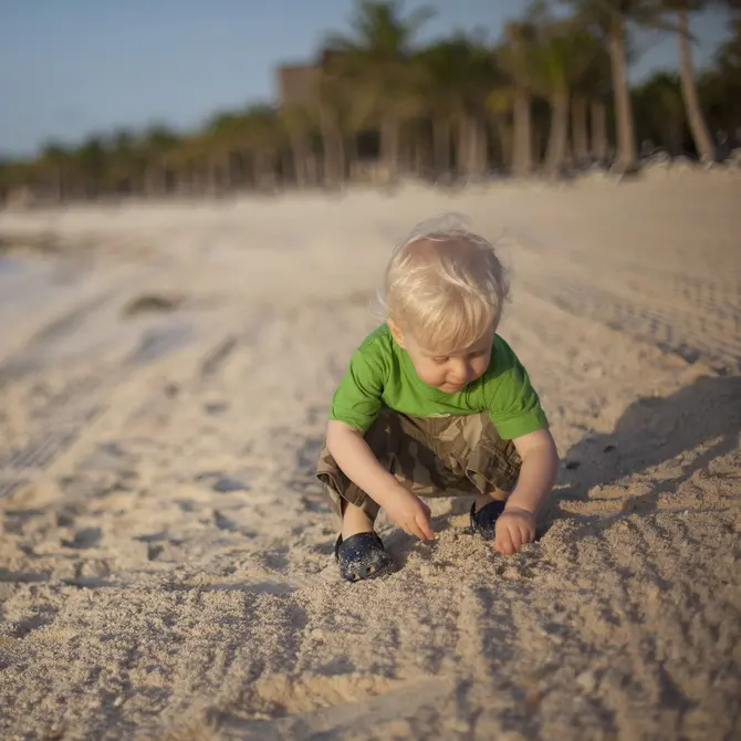 Peuter op een tropisch strand