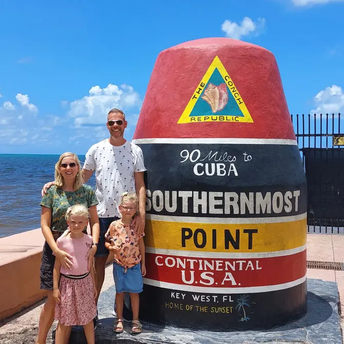 Gezin bij Southernmost Point op Key West in Florida