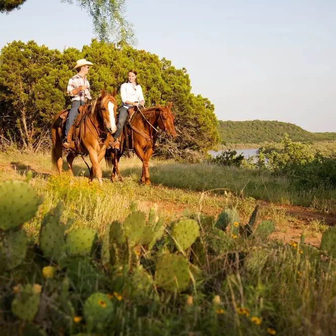 Gezin aan het paardrijden in Graham Wildcatter ranch and resort in Texas, Amerika