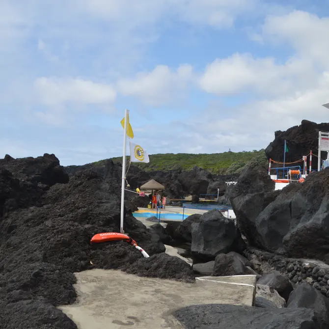 Zwemmen tussen het versteende lava op Faial