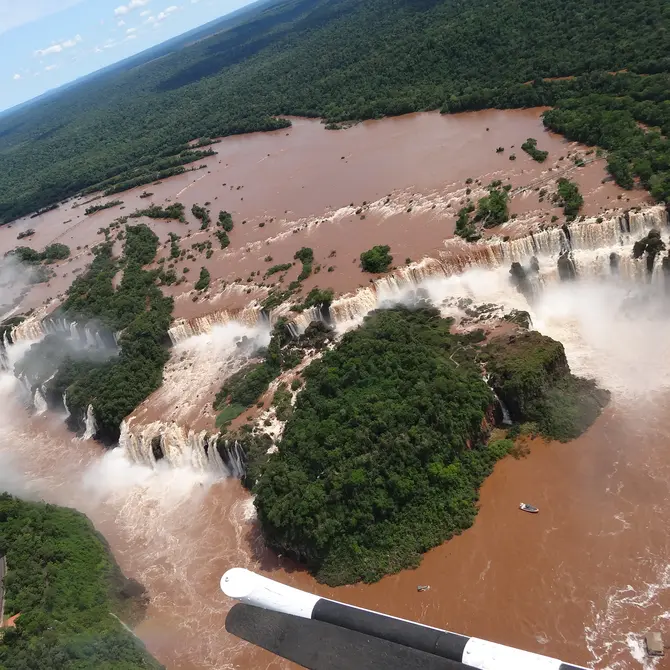 Helikoptervlucht boven de watervallen van Iguazu