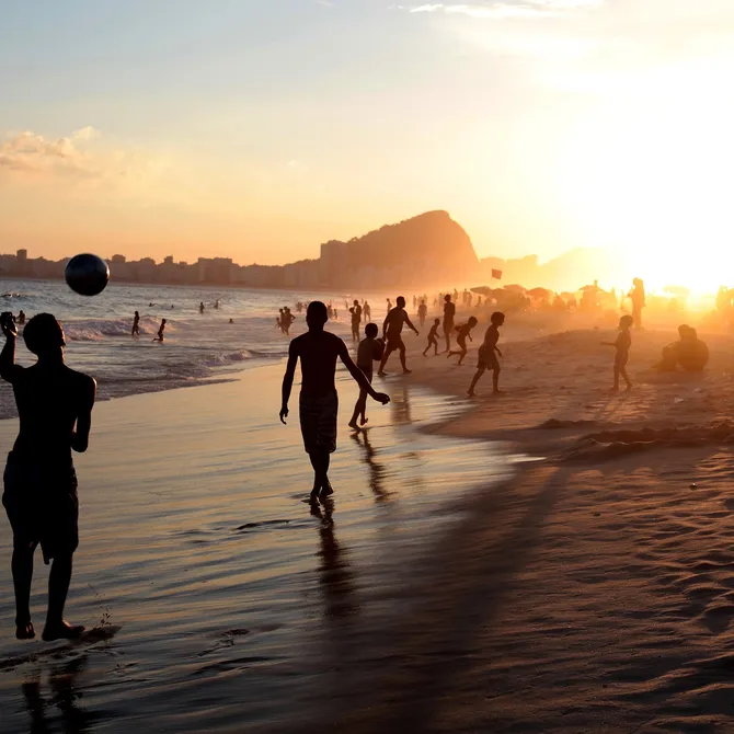 Spelen op het strand, Rio de Janeiro