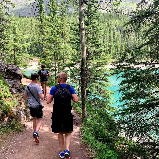 Wandelen langs een meer in Banff, Canada