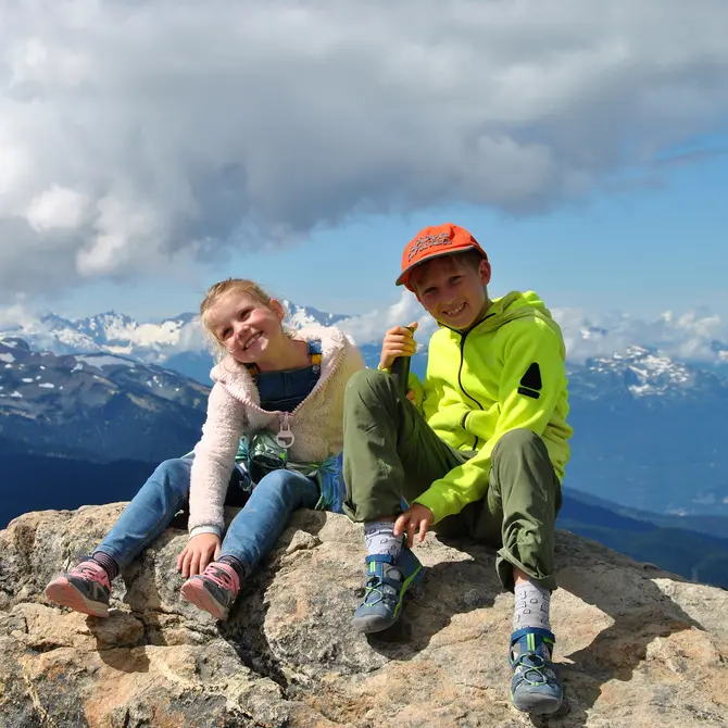 Kinderen op de berg in Jasper, Canada