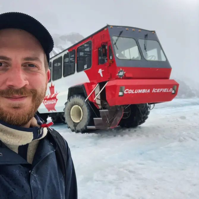 Reisspecialist Jelmer op de Athabasca Glacier