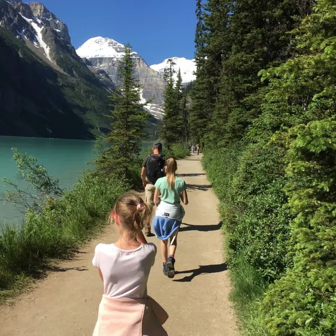 Wandeling langs Lake Louise