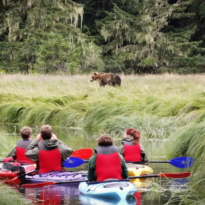 Kanoën bij de Knight Inlet Lodge
