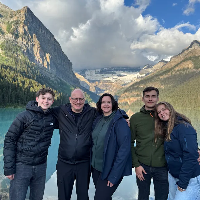 Gezin bij Moraine Lake in West-Canada