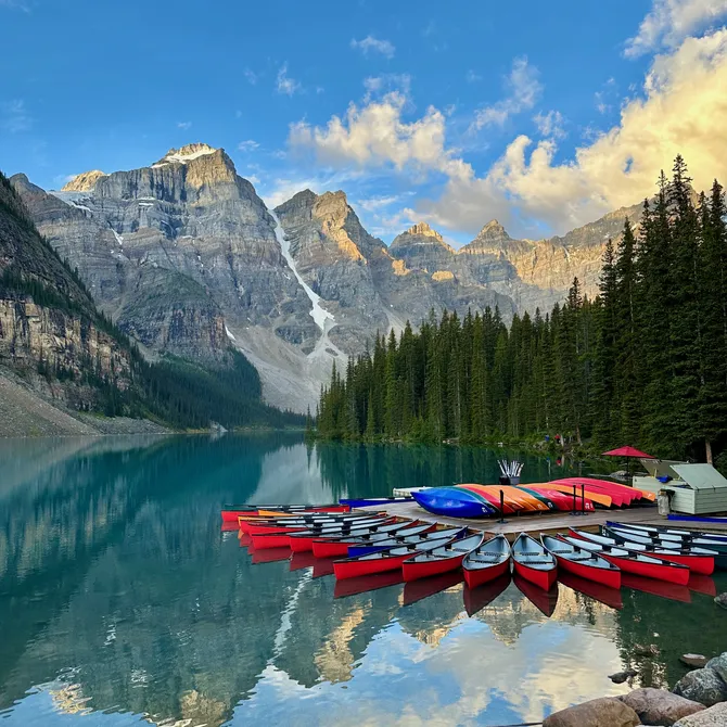 Kano's bij Moraine Lake in West-Canada