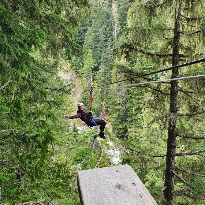 Reisspecialist Femke aan het ziplinen in Whistler