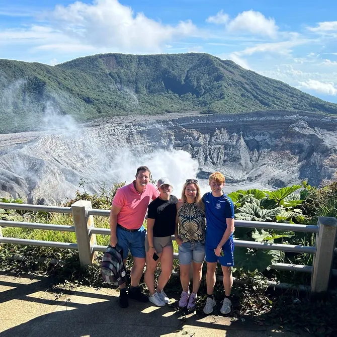 Gezin bij Poas vulkaan, Costa Rica