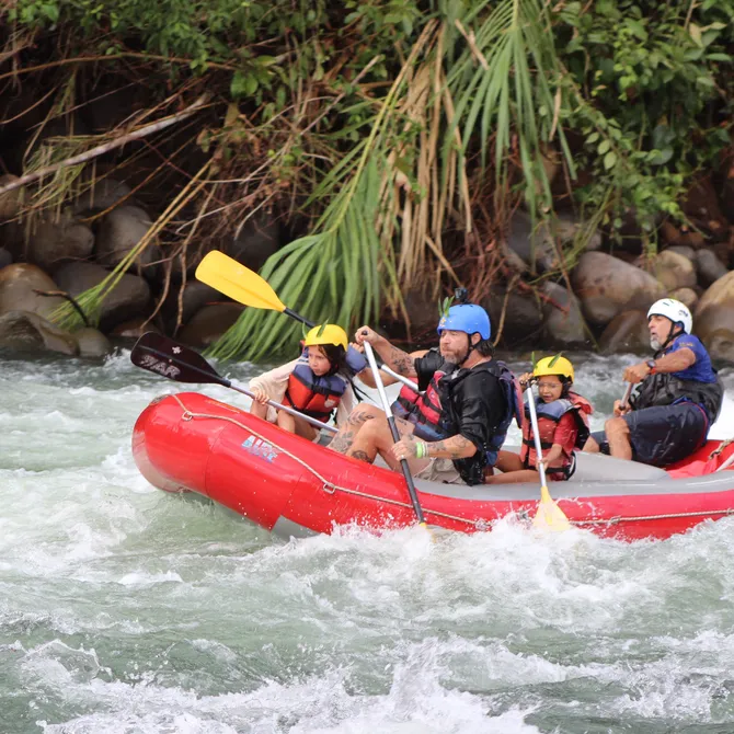 Raften met kinderen in Costa Rica