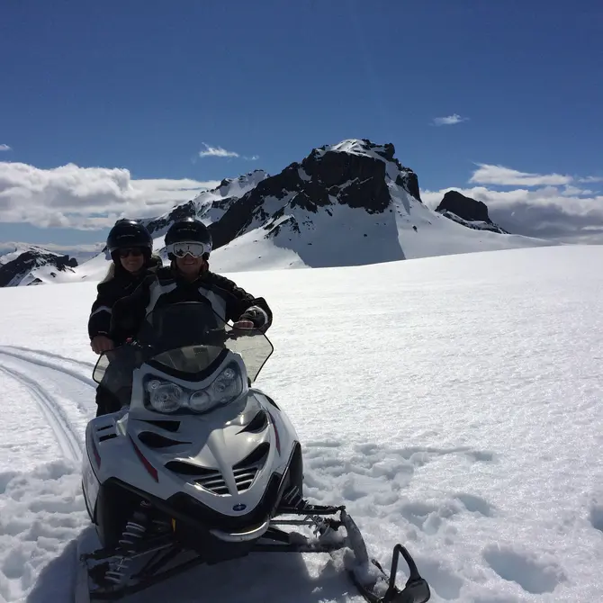 Gezin op sneeuwscooter in Langjokull, Ijsland