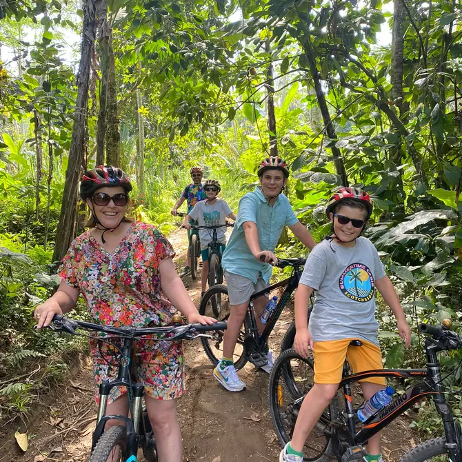 Gezin op de fiets op Bali
