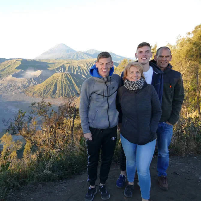 Gezin bij uitzicht op vulkaan in Indonesië