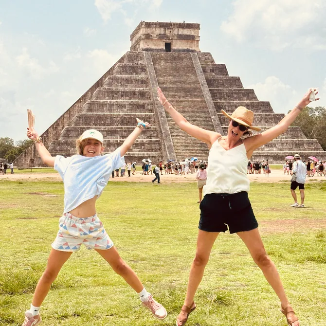 gezin voor Chichen Itza, Mexico
