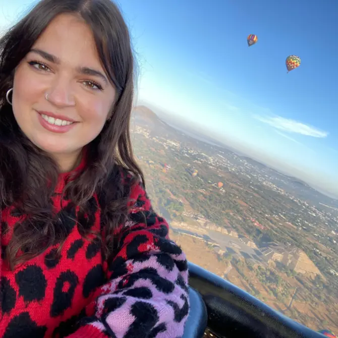 Reisspecialist Esmée bij de piramides van Teotihuacan