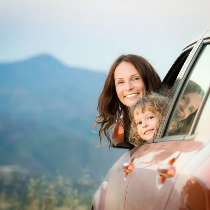 Moeder en kind in auto
