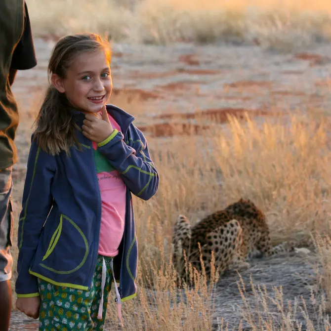 Op voetsafari met een ranger in Kalahari woestijn