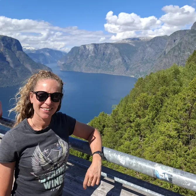 uitzichtpunt in aurlandsfjord, noorwegen