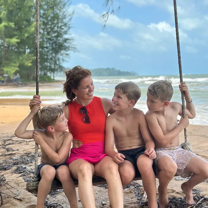 Gezin op schommel aan het strand in Thailand
