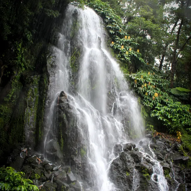 Wandelen en zwemmen in een waterval op de Azoren.
