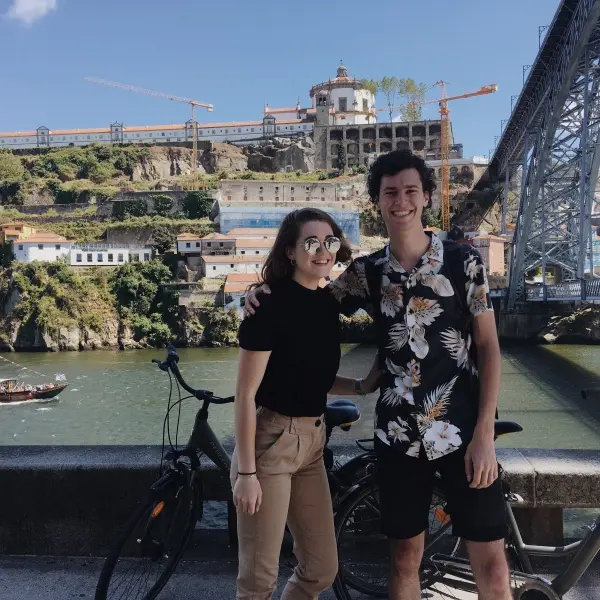 Gezin op fietstour in Porto, Portugal