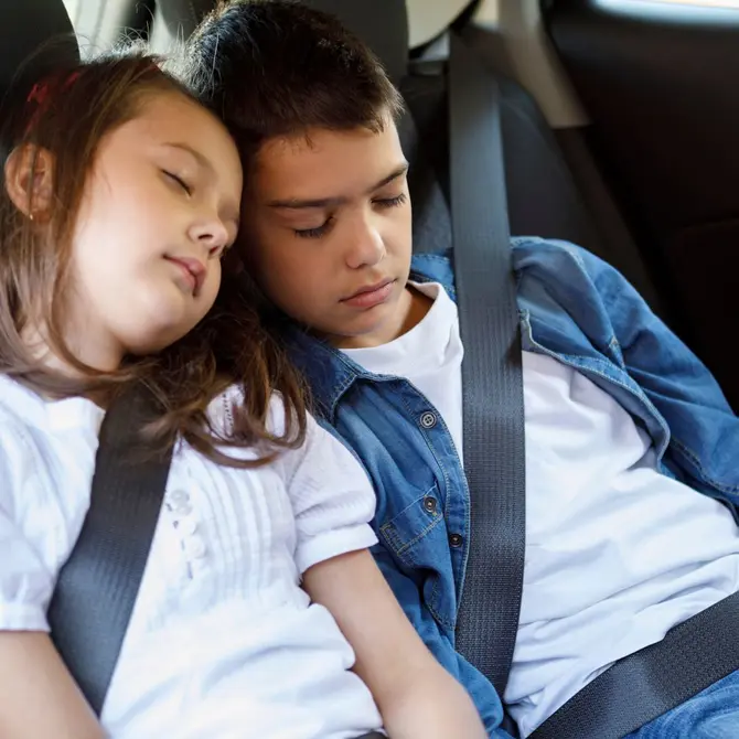 Slapende kinderen in de auto