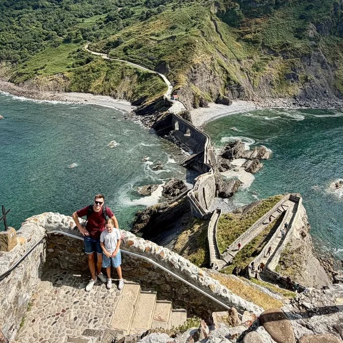 Uitzicht op brug bij Gaztelugatxe, Spanje